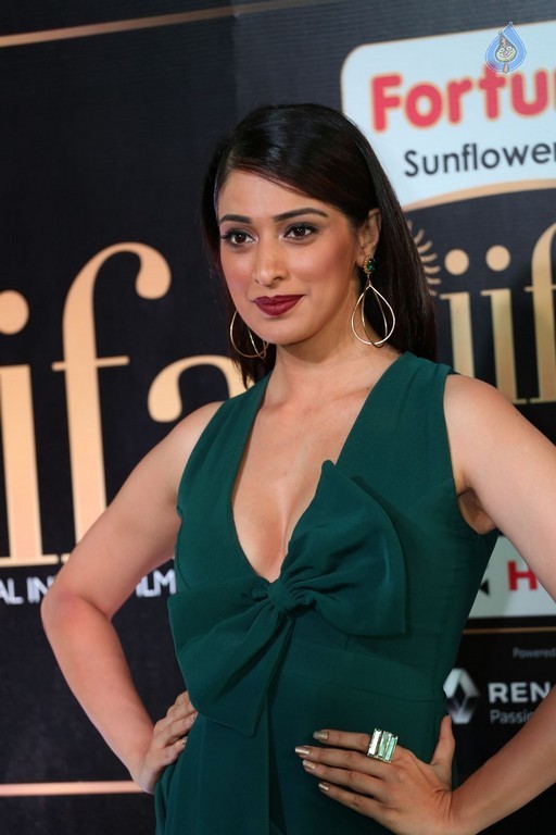 Raai Laxmi at IIFA 2017 - 9 / 37 photos