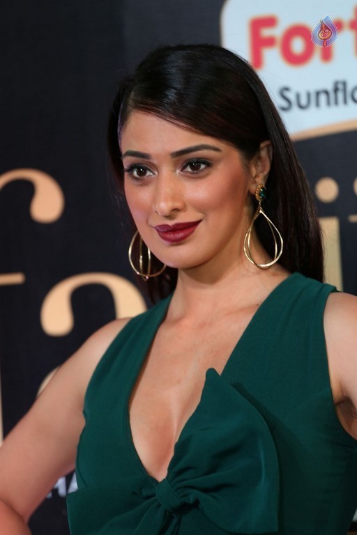 Raai Laxmi at IIFA 2017 - 34 / 37 photos