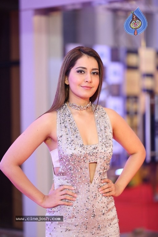 Raashi Khanna at Gaana Mirchi Music Awards - 4 / 21 photos