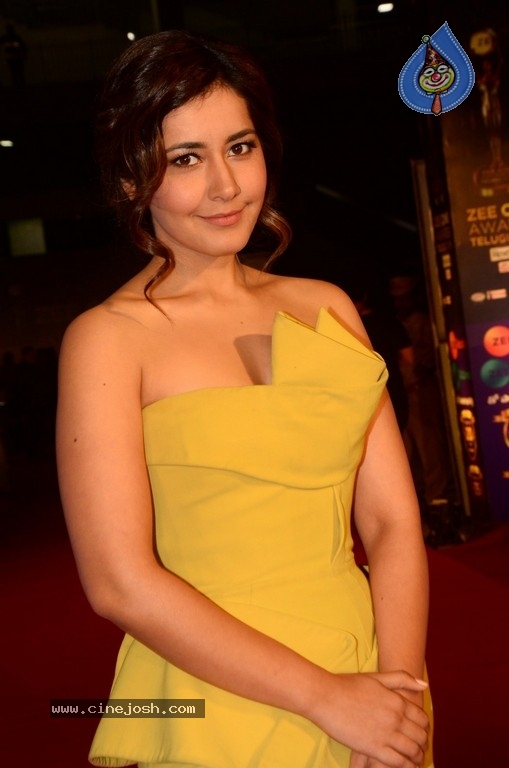 Raashi Khanna at Zee Cine Awards 2018 - 9 / 20 photos