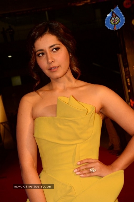 Raashi Khanna at Zee Cine Awards 2018 - 10 / 20 photos