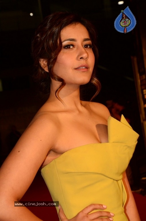 Raashi Khanna at Zee Cine Awards 2018 - 13 / 20 photos