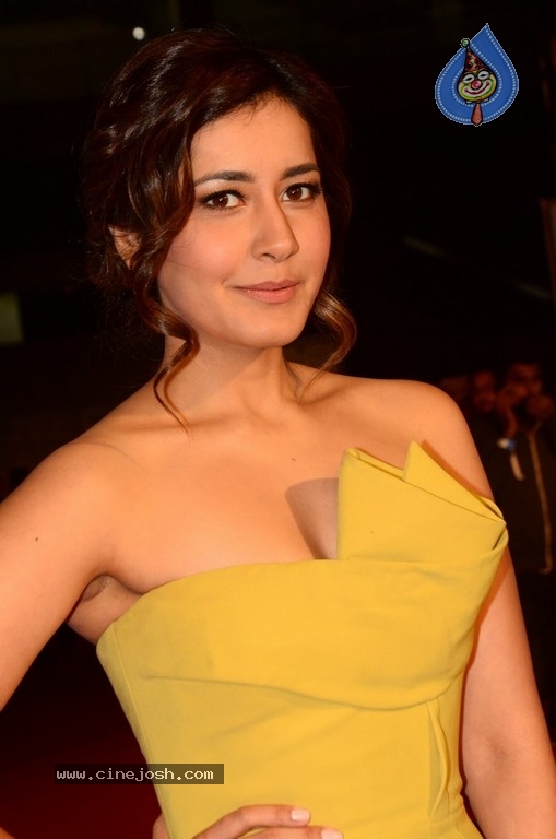 Raashi Khanna at Zee Cine Awards 2018 - 16 / 20 photos