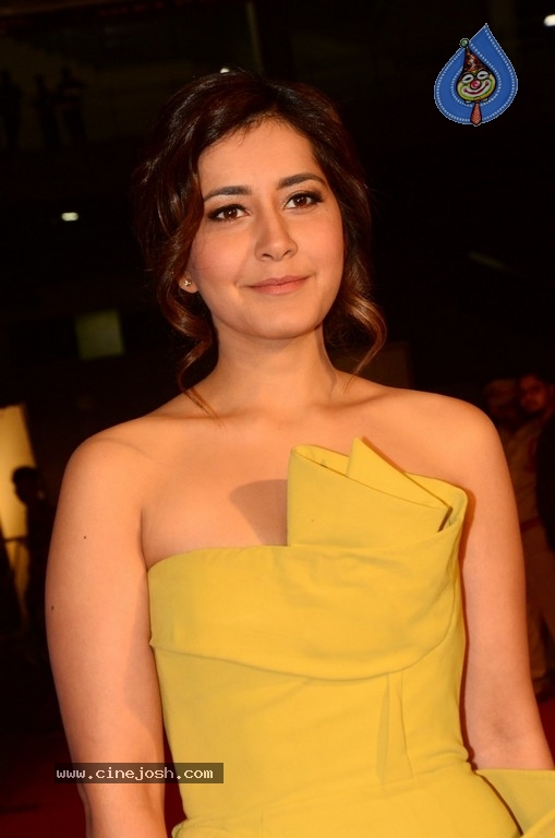 Raashi Khanna at Zee Cine Awards 2018 - 17 / 20 photos