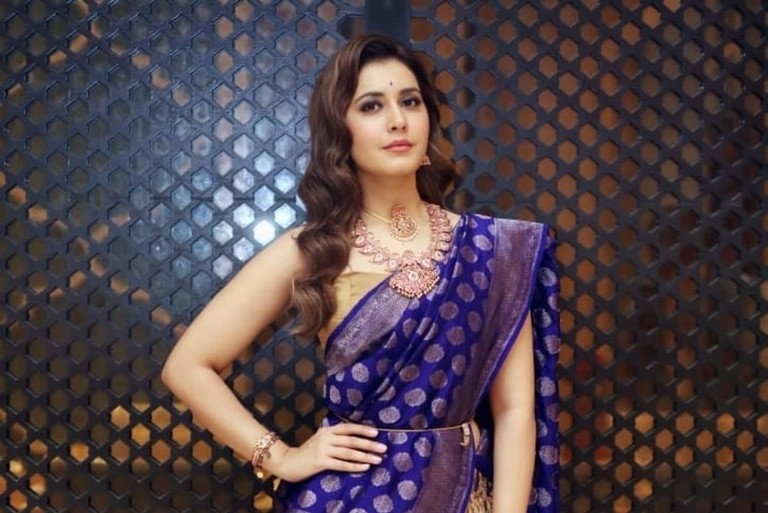 Raashi Khanna Cute Photos - 4 / 7 photos