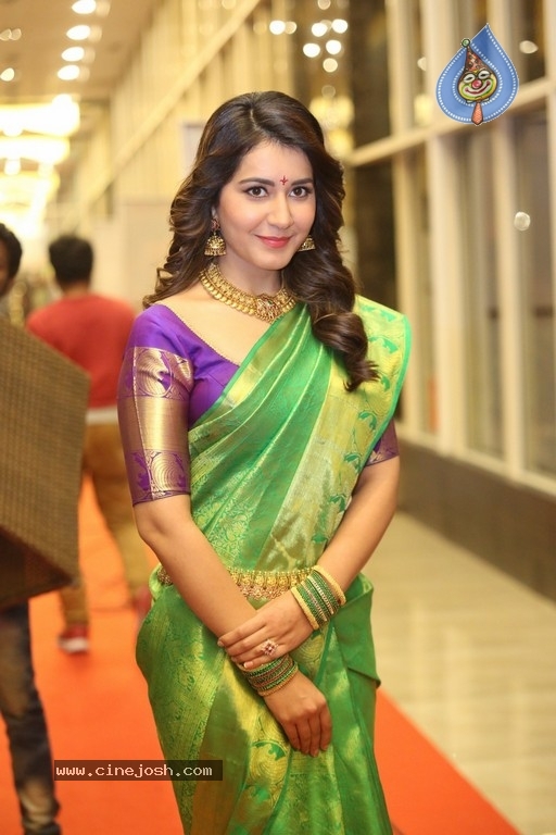 Raashi Khanna Gallery - 10 / 38 photos