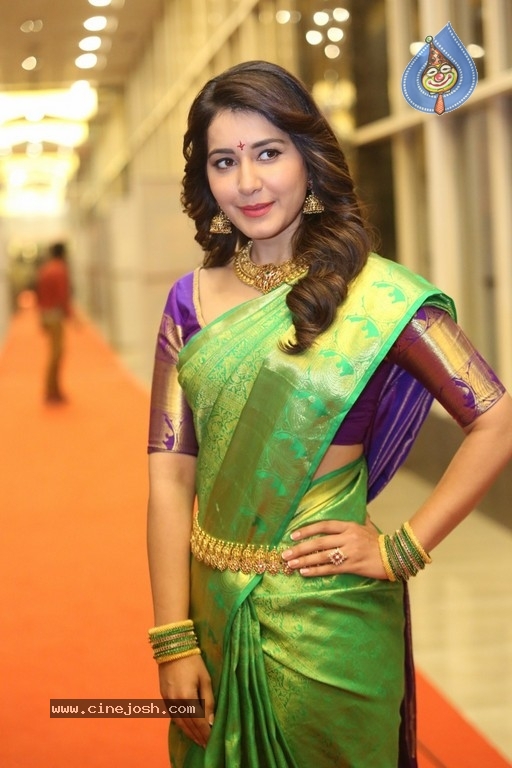 Raashi Khanna Gallery - 13 / 38 photos