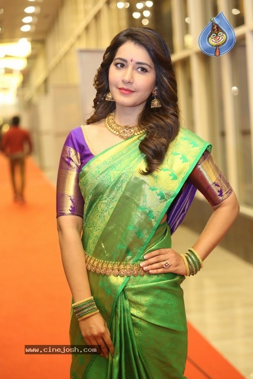 Raashi Khanna Gallery - 14 / 38 photos