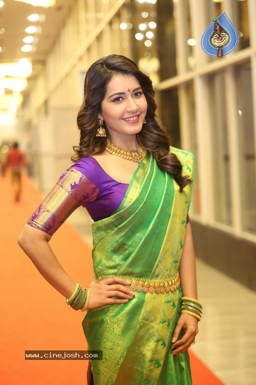 Raashi Khanna Gallery - 28 / 38 photos