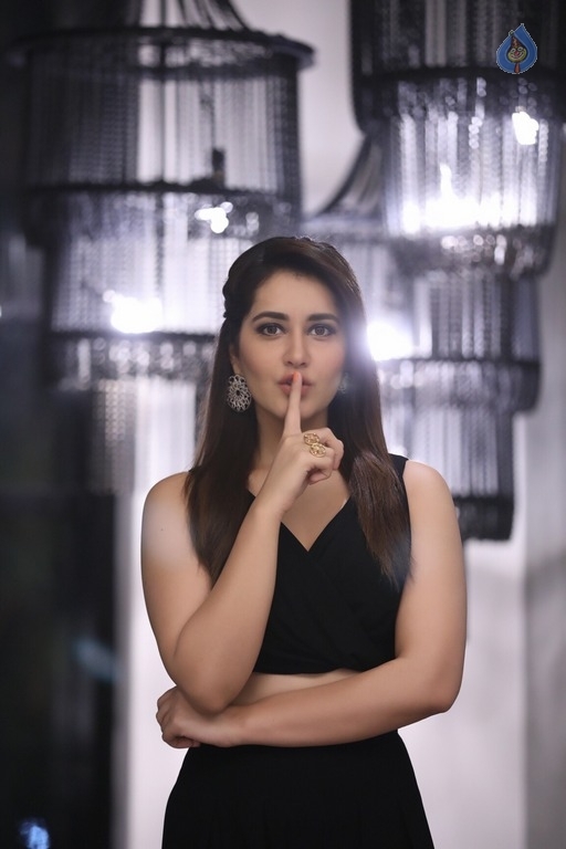 Raashi Khanna Latest Photos - 2 / 16 photos