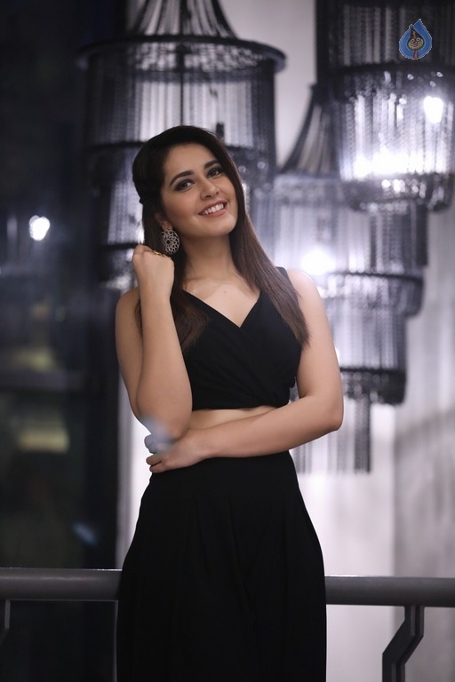 Raashi Khanna Latest Photos - 8 / 16 photos