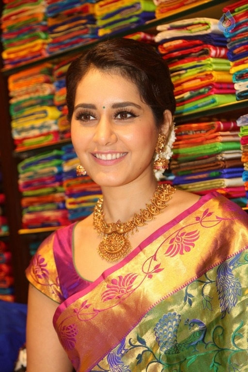 Raashi Khanna Latest Photos - 28 / 35 photos
