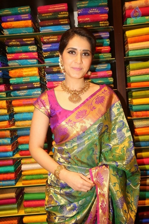 Raashi Khanna Latest Photos - 31 / 35 photos