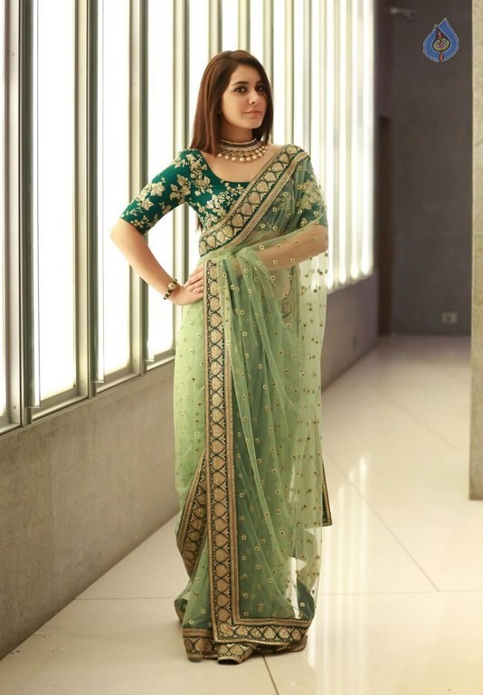 Raashi Khanna Latest Photos - 5 / 21 photos