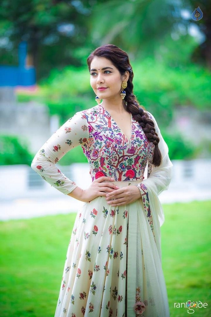 Raashi Khanna Latest Photos - 1 / 10 photos