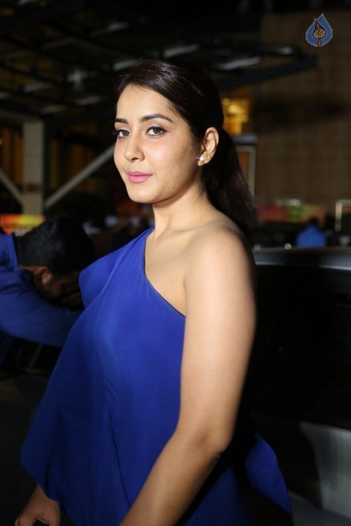 Raashi Khanna Latest Photos - 23 / 38 photos