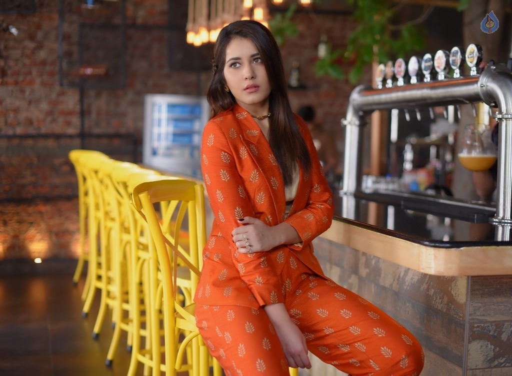 Raashi Khanna Latest Photos - 6 / 8 photos