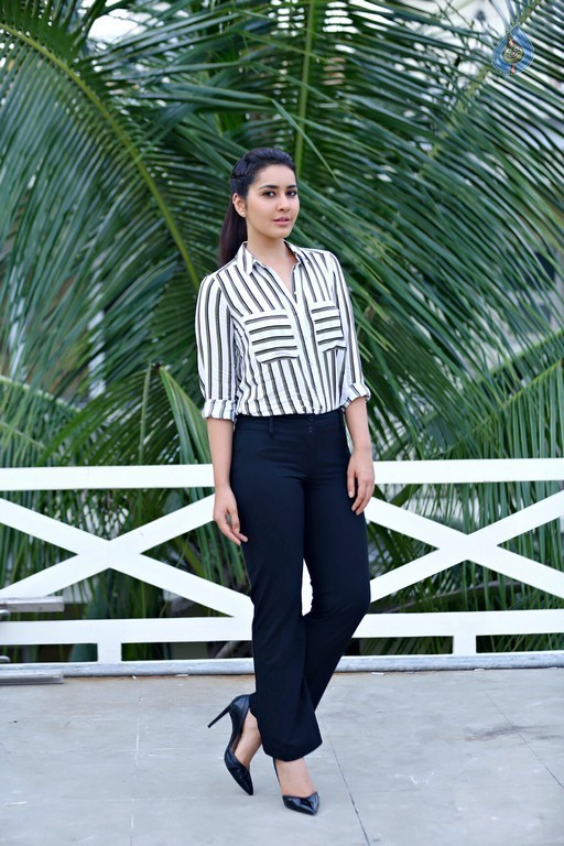 Raashi Khanna Latest Photos - 20 / 36 photos