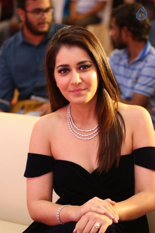 Raashi Khanna Latest Stills - 5 / 21 photos