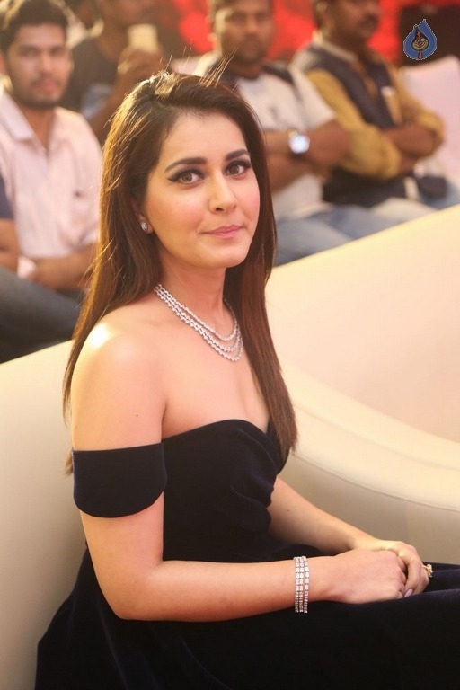 Raashi Khanna Latest Stills - 10 / 21 photos