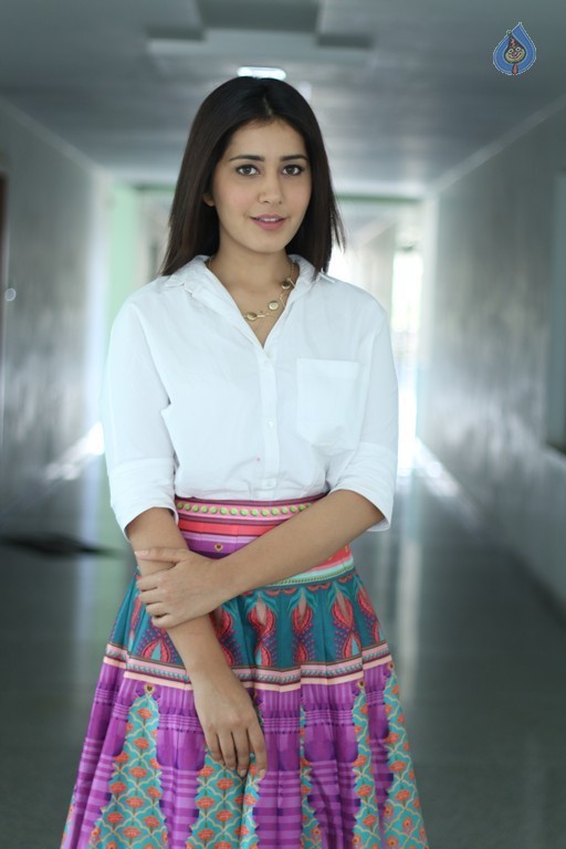 Raashi Khanna New Gallery - 2 / 6 photos