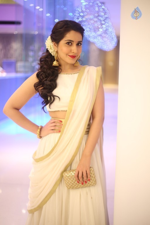 Raashi Khanna New Photos - 4 / 8 photos