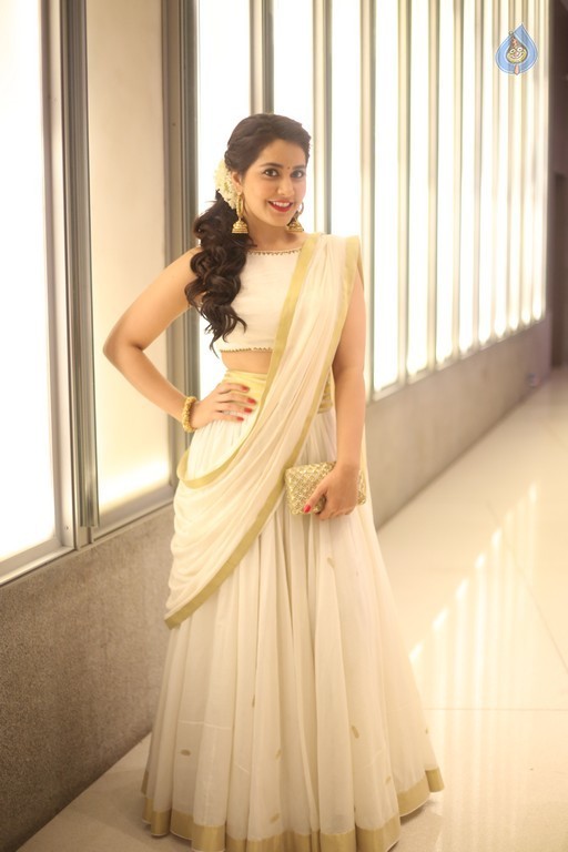 Raashi Khanna New Photos - 5 / 8 photos