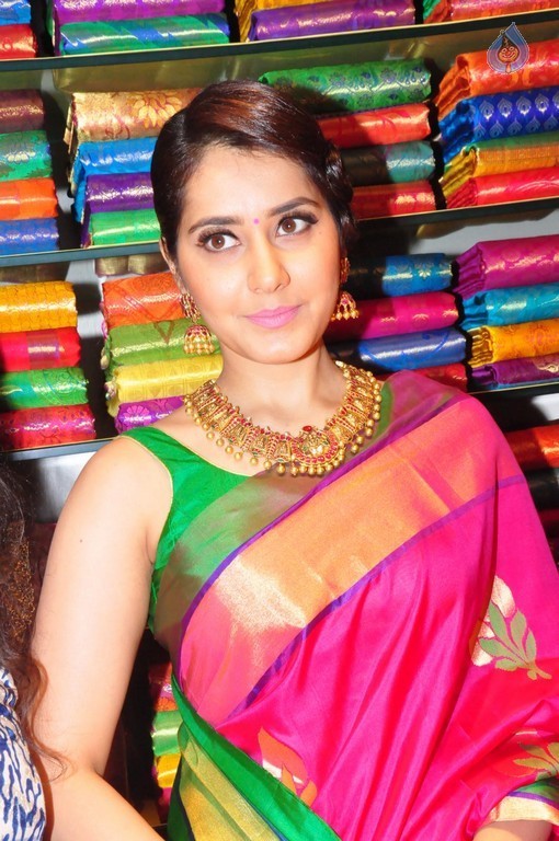 Raashi Khanna New Pics - 7 / 40 photos