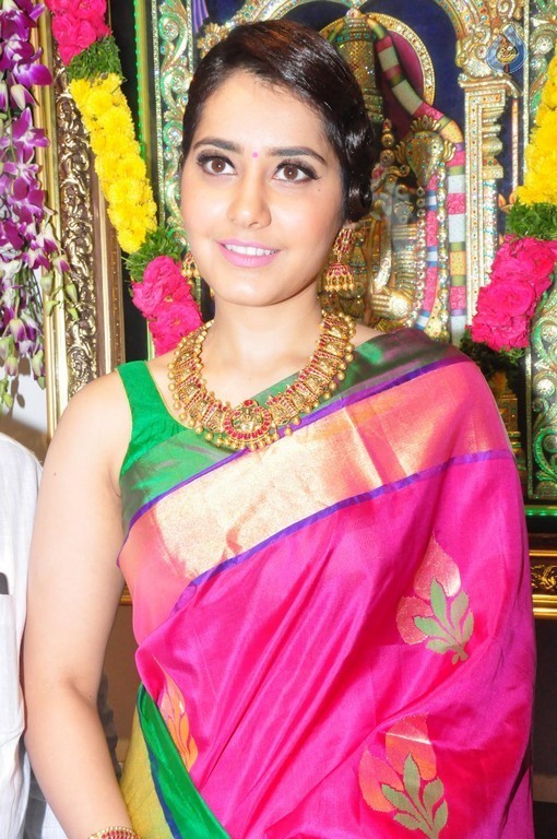 Raashi Khanna New Pics - 8 / 40 photos