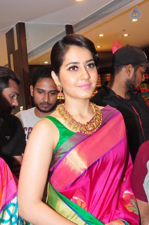 Raashi Khanna New Pics - 13 / 40 photos