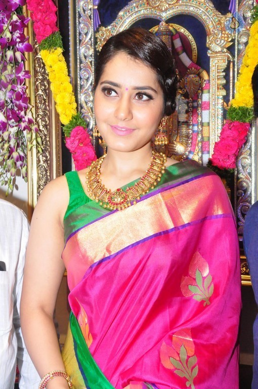 Raashi Khanna New Pics - 19 / 40 photos