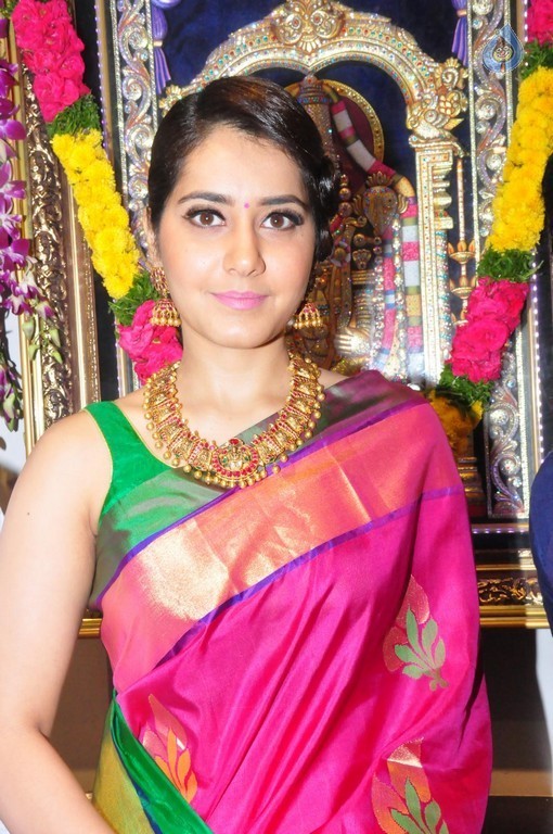 Raashi Khanna New Pics - 20 / 40 photos