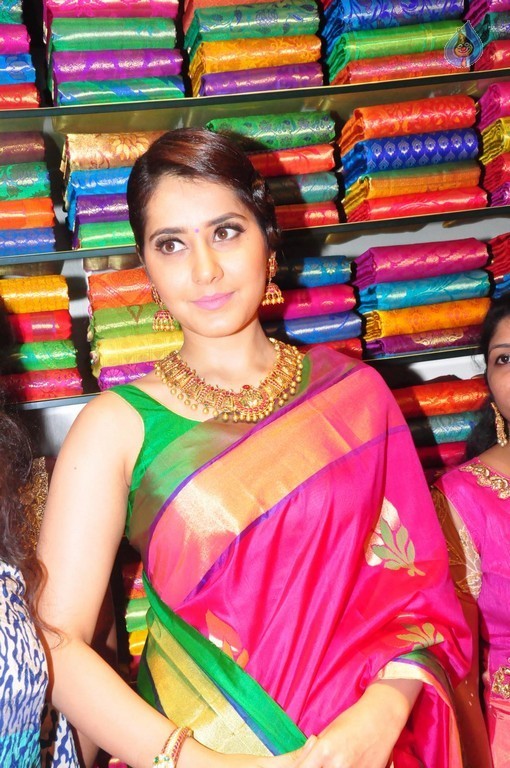 Raashi Khanna New Pics - 22 / 40 photos