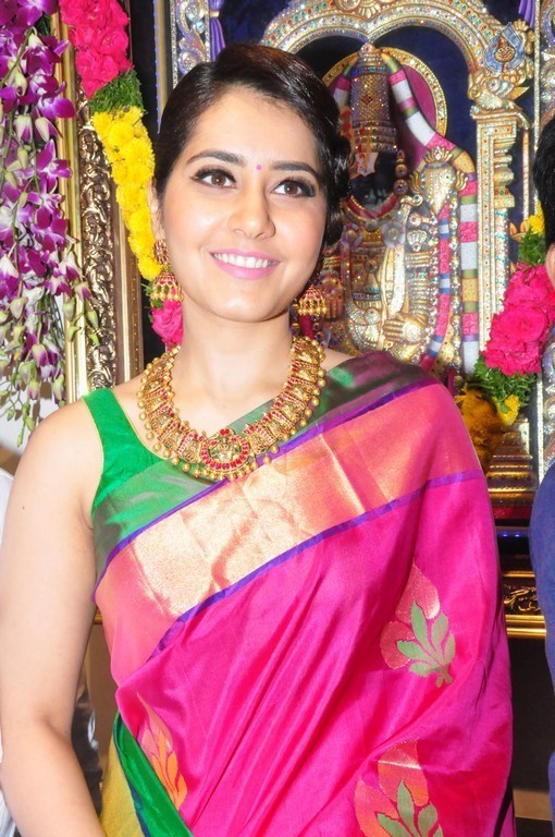 Raashi Khanna New Pics - 23 / 40 photos