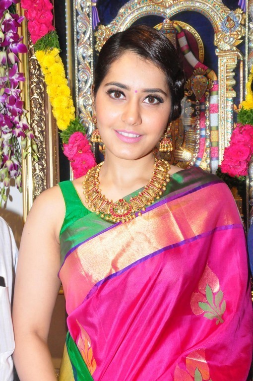 Raashi Khanna New Pics - 26 / 40 photos