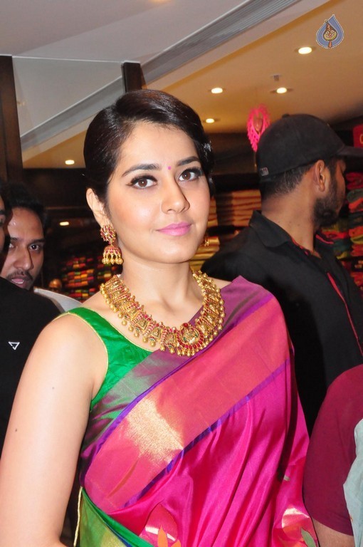Raashi Khanna New Pics - 31 / 40 photos
