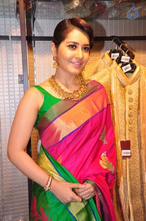 Raashi Khanna New Pics - 36 / 40 photos