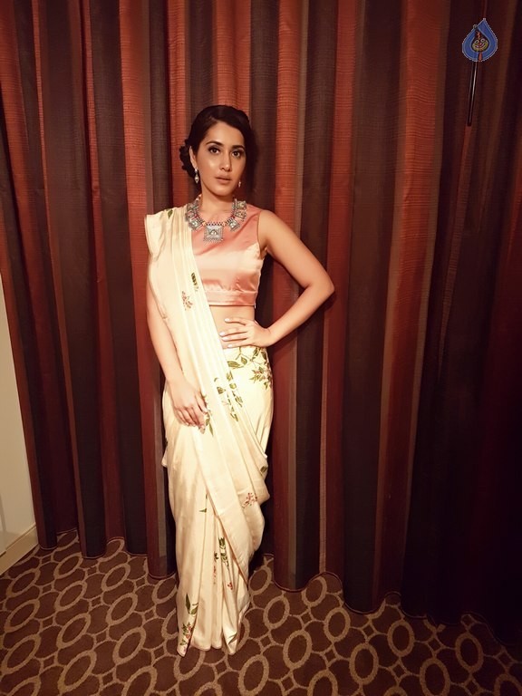 Raashi Khanna New Pics - 5 / 11 photos