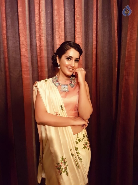 Raashi Khanna New Pics - 9 / 11 photos