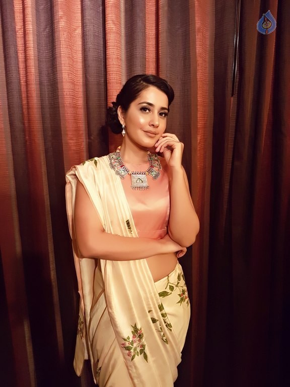 Raashi Khanna New Pics - 10 / 11 photos