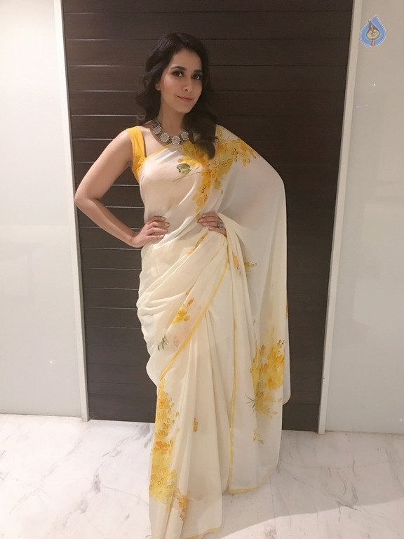 Raashi Khanna New Pics - 9 / 12 photos