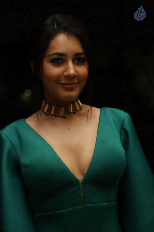 Raashi Khanna New Stills - 12 / 57 photos