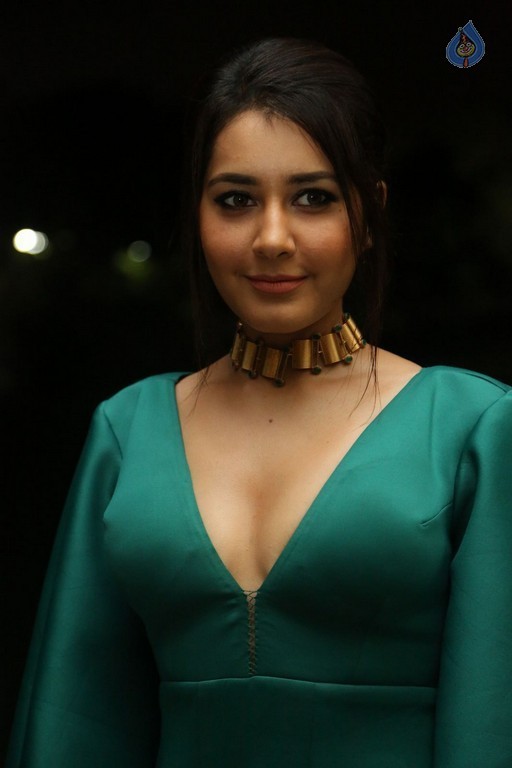 Raashi Khanna New Stills - 19 / 57 photos