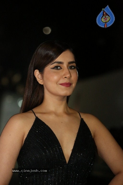 Raashi Khanna Photos - 18 / 21 photos