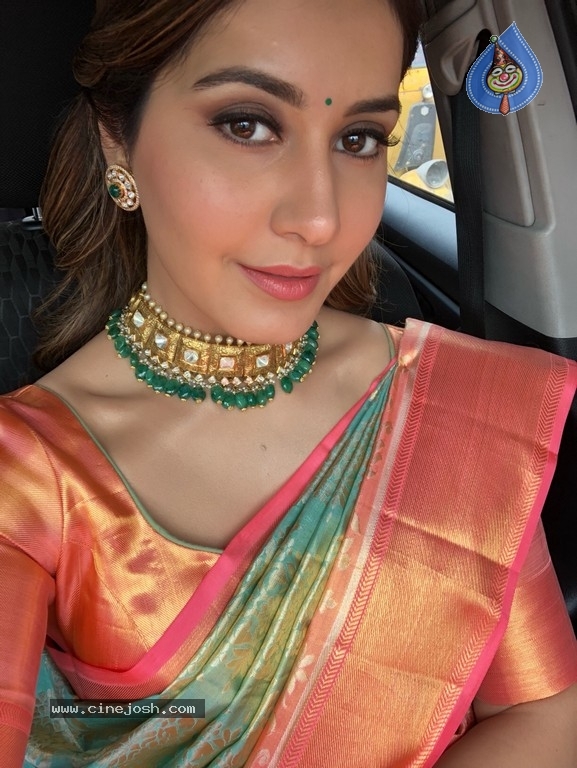 Raashi Khanna Pics - 5 / 9 photos