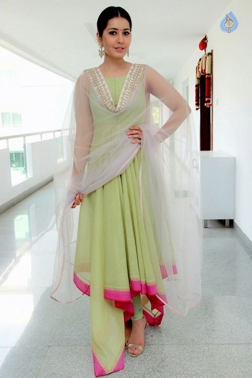 Raashi Khanna Pictures - 10 / 26 photos