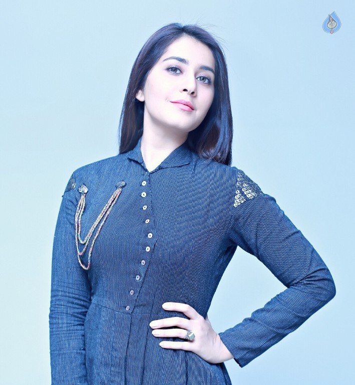 Raashi Khanna Pictures - 2 / 10 photos