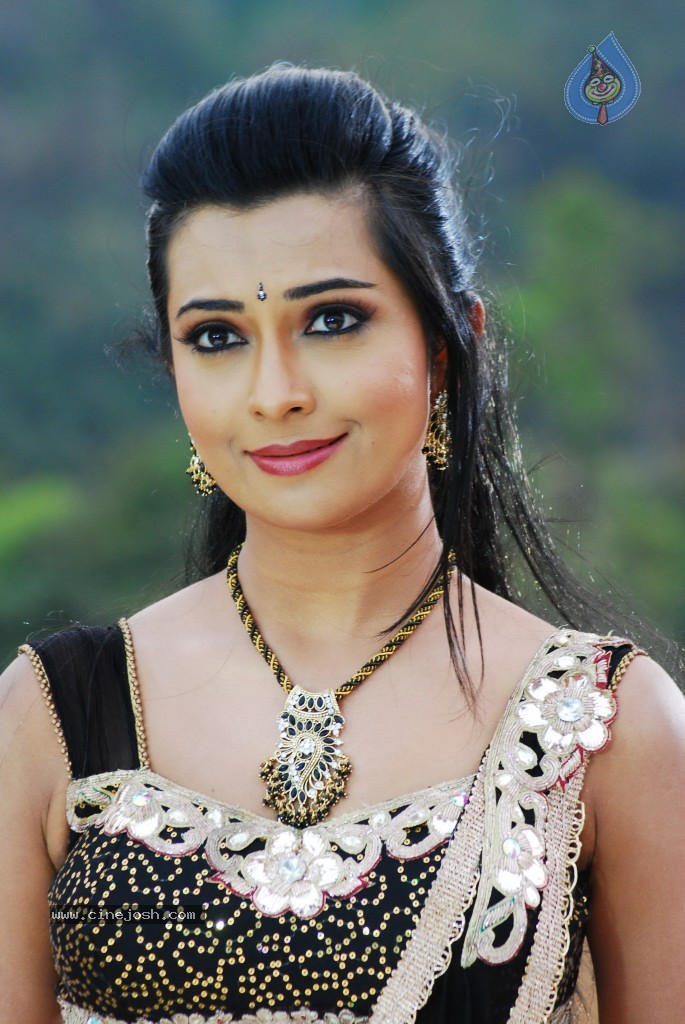 Radhika Pandit Hot Stills - 14 / 109 photos