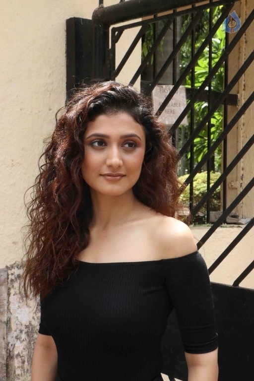 Ragini Khanna New Photos - 1 / 17 photos