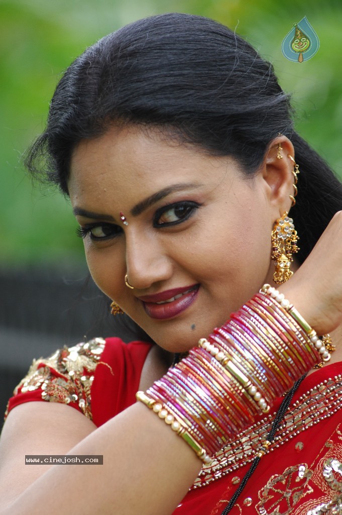 Raksha Stills - 14 / 65 photos